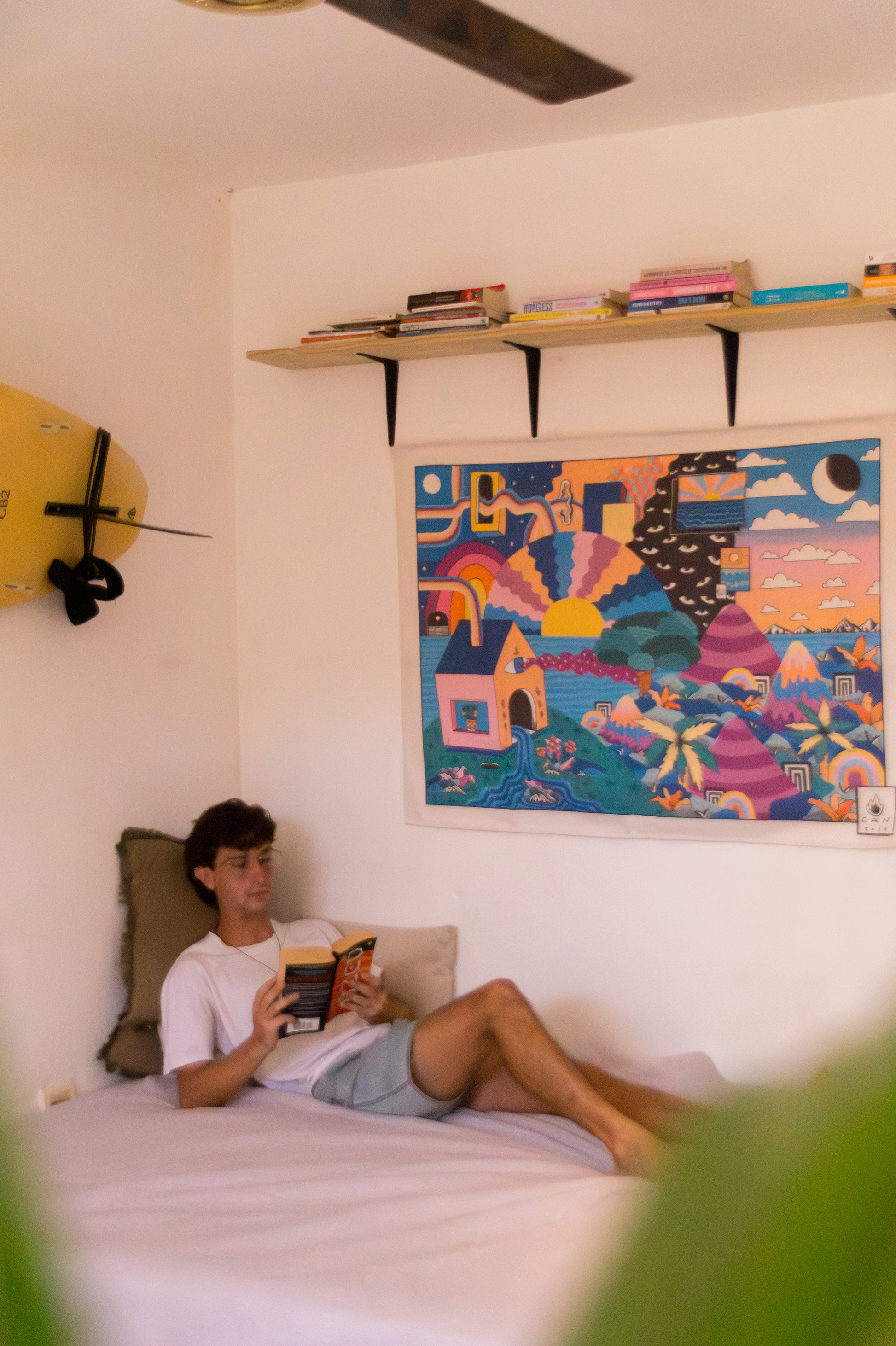 Tapiz de pared Universo Color en una sala de estar.